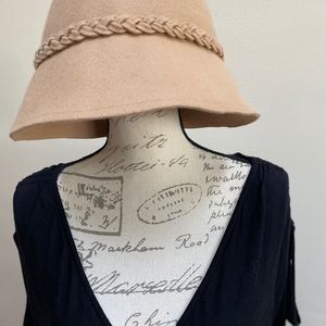 Old Navy! Tan Felt 100% wool/Laine Hat